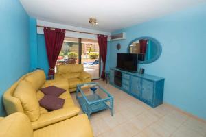 - un salon avec un canapé et une télévision dans l'établissement Apart4mento marav1lloso en la playa De la fossa Paraiso Mar, à Calp