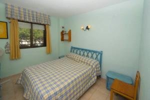 - une petite chambre avec un lit et une fenêtre dans l'établissement Apart4mento marav1lloso en la playa De la fossa Paraiso Mar, à Calp