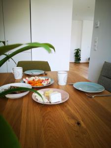 una mesa con platos de comida encima en Cosy Apartment next to the center of Graz, en Graz