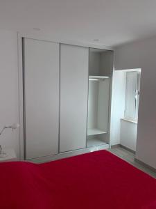 una camera da letto con tappeto rosso e ampio armadio di CASA ANALUCIA a Faro