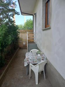una mesa y dos sillas sentadas en un patio en Villa Paradiso, en Lamezia Terme