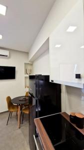 TV a/nebo společenská místnost v ubytování Faronita - Luxury apt in the heart of Kalamata + 23 fotografií
