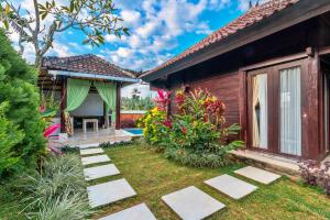 a backyard with a house with a garden at Sri Abi Ratu Villas in Sukawati