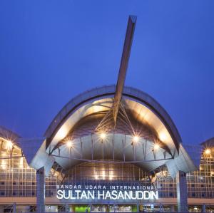 eine nächtliche Aussicht auf das Stadion San Francisco in der Unterkunft Cordia Hotel Makassar Airport in Makassar