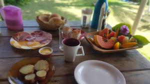 uma mesa de madeira com pratos de comida em Pousada Villa Mares em Barra Grande