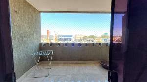 um quarto com vista para uma casa de banho com WC em Espetacular apartamento no centro em Palmas