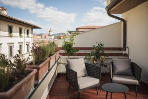 balcone con 2 sedie e un tavolo di iQ Hotel Firenze a Firenze