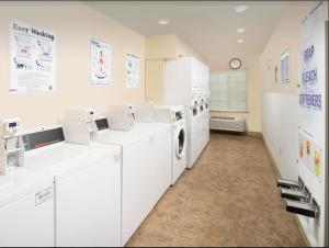 een wasruimte met witte wasmachines en drogers bij Extended Stay America Select Suites - Indianapolis - Plainfield in Plainfield