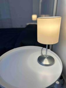 eine Lampe auf einem Tisch neben einer Toilette in der Unterkunft Room Pinar - Apartamento con todas las comodidades - VT 14178 in Madrid + 20 Fotos