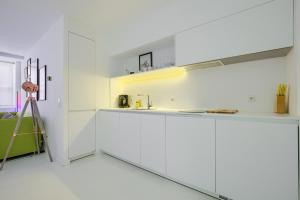 マドリードにあるPlaza España Princesa - Apartamento de 1 dormitorioの白いキャビネットとカウンター付きのキッチン