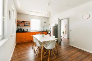 Kuchyň nebo kuchyňský kout v ubytování Hársliget Apartman