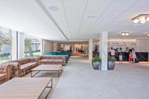 un hall avec des canapés et des tables dans un bâtiment dans l'établissement Hotel Best Sol D´Or, à Salou
