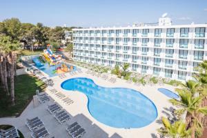 een luchtzicht op een hotel met een groot zwembad bij Hotel Best Sol D´Or in Salou