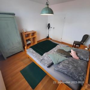 Postel nebo postele na pokoji v ubytování FeWo in Ilsenburg Waldblick, schöne Aussicht