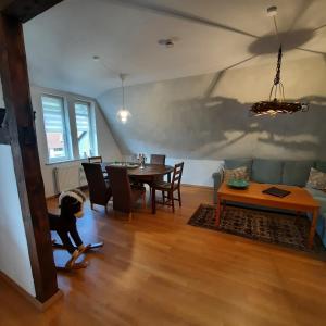 Posezení v ubytování FeWo in Ilsenburg Waldblick, schöne Aussicht