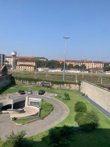 - un parking avec des voitures circulant sur une route dans l'établissement Yuri’s Home, à Turin