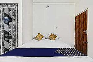 Una cama o camas en una habitación de OYO Hotel Slv Boarding & Lodging