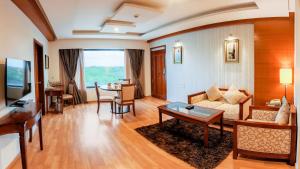 ein Wohnzimmer mit einem Sofa und einem Tisch in der Unterkunft Fortune JP Palace, Mysore - Member ITC's Hotel Group in Mysore
