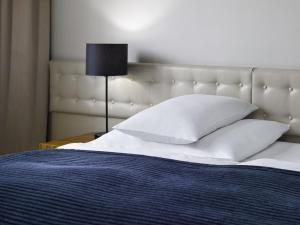 Posteľ alebo postele v izbe v ubytovaní The ICON Hotel & Lounge