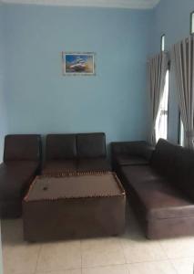 ein Wohnzimmer mit einem Sofa und einer großen Box in der Unterkunft D'House Homestay in Palembang