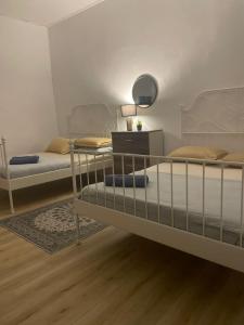 1 Schlafzimmer mit 2 Betten, einer Kommode und einem Spiegel in der Unterkunft Lala Homestay 1 in Kuala Terengganu