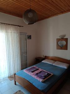 a bedroom with a bed and a wooden ceiling at Πανδοχείο Λίμνης Πλαστήρα in Kastaniá