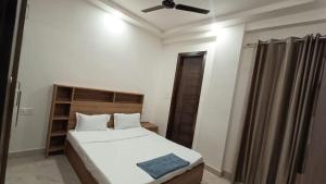 En eller flere senge i et værelse på 85 The Ganges 2 BHK Apartment for Homestay