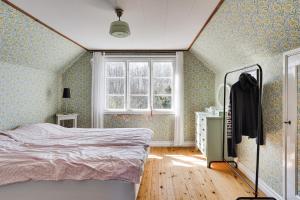 1 dormitorio con cama y ventana en Nice holiday home on Oland en Borgholm