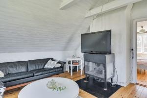 sala de estar con sofá y TV de pantalla plana en Nice holiday home on Oland en Borgholm