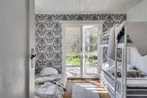 1 dormitorio con 2 literas y ventana en Nice holiday home on Oland en Borgholm