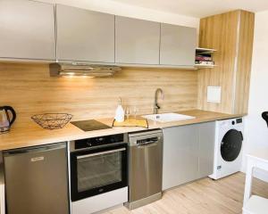 eine Küche mit Spüle und Geschirrspüler in der Unterkunft Studio " Le Nid Perché" in Mers-les-Bains + 37 Fotos