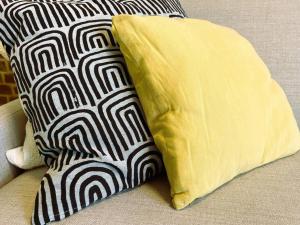 zwei Kissen auf einem Sofa in der Unterkunft Studio " Le Nid Perché" in Mers-les-Bains
