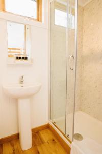 La salle de bains est pourvue d'un lavabo et d'une douche. dans l'établissement The Hamlet at Samlesbury Hall, à Balderstone