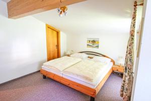 um quarto com uma cama grande num quarto em Ferienwohnung Königsleiten 194 - Top 11 em Königsleiten