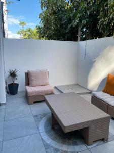 利達薩利賓的住宿－Appart Océan，庭院设有藤椅、桌子和围栏