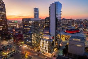 uma vista para o horizonte da cidade à noite em HALL Arts Hotel Dallas, Curio Collection by Hilton em Dallas