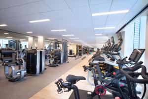 Fitness centrum a/nebo fitness zařízení v ubytování HALL Arts Hotel Dallas, Curio Collection by Hilton
