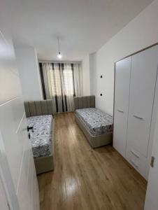 Кровать или кровати в номере Avi - Daily Rent Apartment