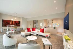 Posezení v ubytování HALL Arts Hotel Dallas, Curio Collection by Hilton