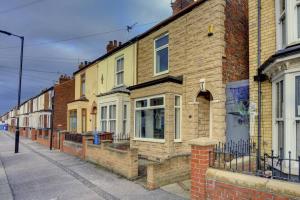 uma fila de casas de tijolos numa rua em Stunning 3 bed House in Central Hull em Hull