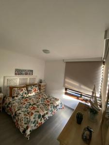 Un dormitorio con una cama y una mesa. en Apartamento Playa San Marcos, en Icod de los Vinos