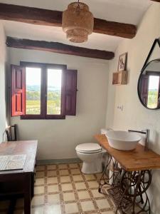 ein Badezimmer mit einem weißen WC und einem Waschbecken in der Unterkunft Cal Muntanyès in Barcelona