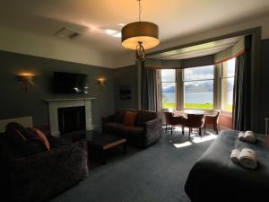 RaasayRaasay House Hotel的带沙发、桌子和椅子的客厅