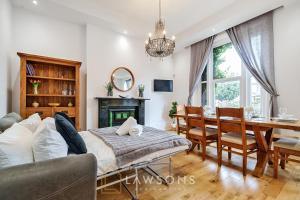 uma sala de estar com uma cama e uma mesa de jantar em Lodge Living by Lawsons with Parking em Windsor