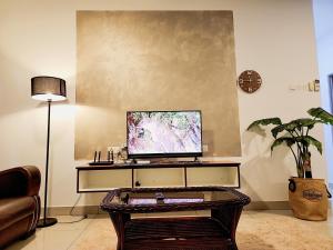 TV a/nebo společenská místnost v ubytování Dwiputra Residence Presint 15 PutraJAYA