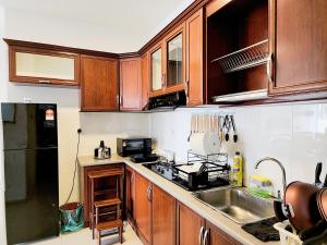 Kuchyňa alebo kuchynka v ubytovaní Dwiputra Residence Presint 15 PutraJAYA