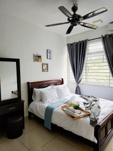 Posteľ alebo postele v izbe v ubytovaní Dwiputra Residence Presint 15 PutraJAYA