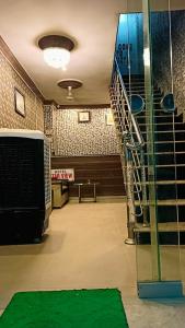 an empty waiting room with a staircase and a green mat at Hotel New Star View in Bahawalpur