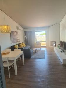 a living room with a couch and a table at Victory Village Club, Quinta do Lago in Quinta do Lago