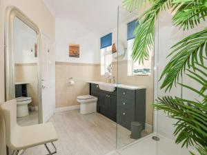 Et badeværelse på Apple Tree House + 34 billeder